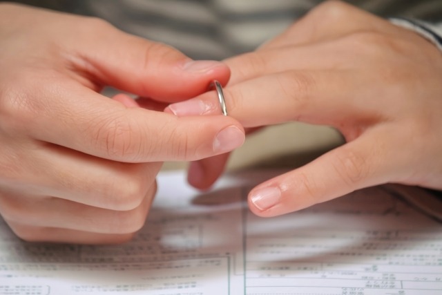 指輪を外す手元