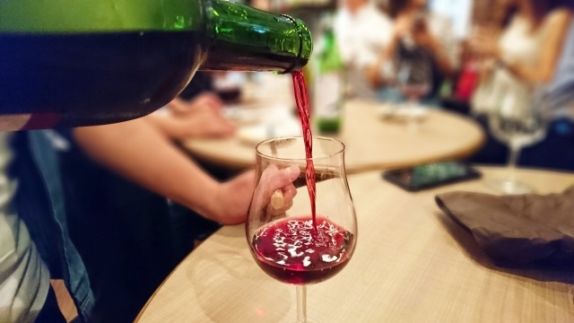 ワインをコップに注ぐ写真