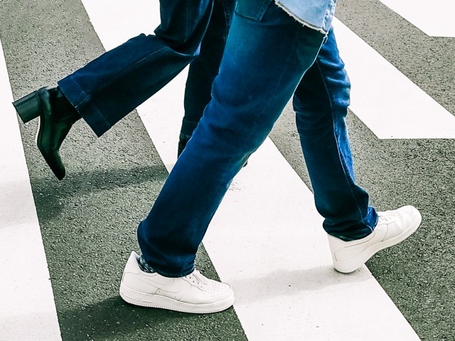 横断歩道を歩くカップルの足元