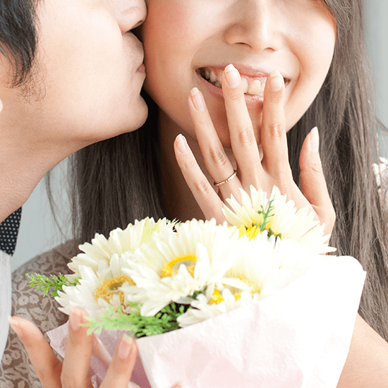 女性のほっぺにキスする男性