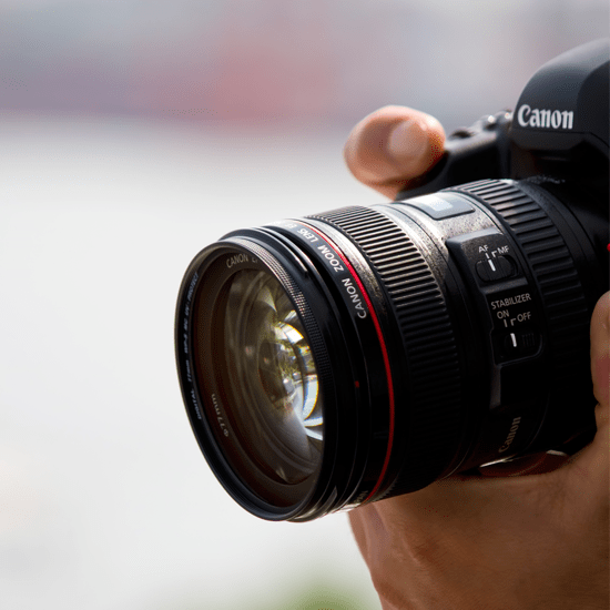 カメラを撮る手