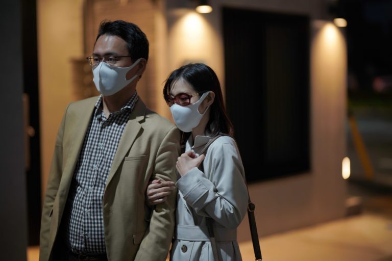 マスクをした怪しいカップル