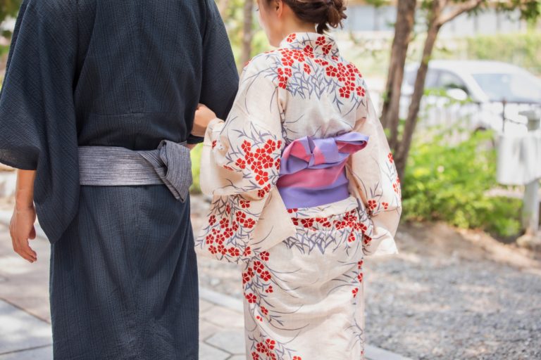 浴衣を着たお祭りのカップル